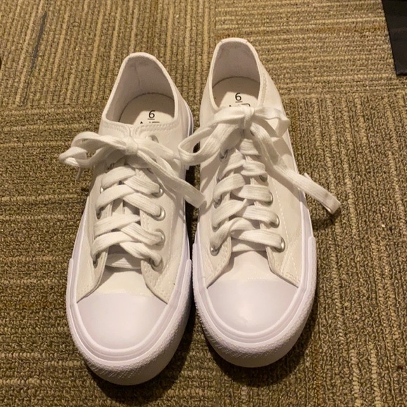 Women’s size 6 sneakers - Picture 1 of 4